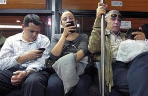 smartphones no bus. cenas do cotidiano.
